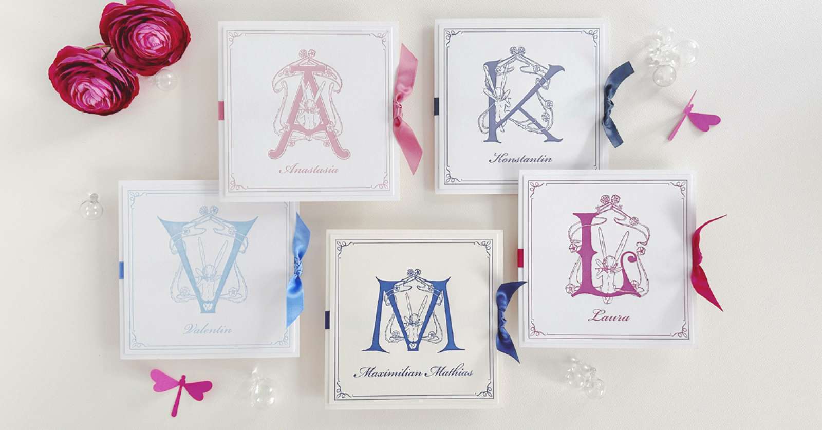 Letterpress Geburtsanzeigen in Klappkartenform mit handgezeichneten Monogramm und süßen Feen für Buben und Mädchen