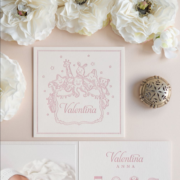 Quadratische Letterpress Geburtsanzeige, süße Tiermotive umranden den Namen des Babys, Klappkarte