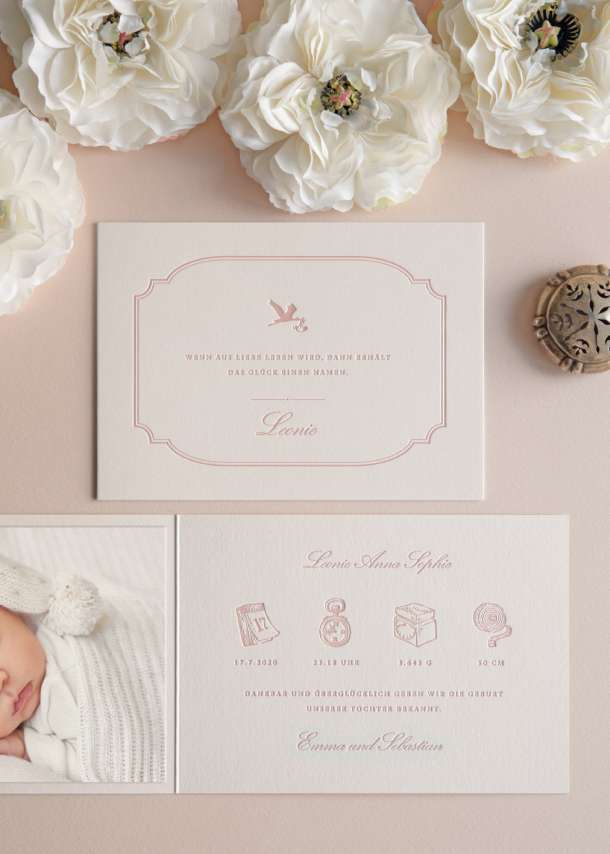 Letterpress Geburtskarte mit Storch, Babyfoto, Zitat zur Geburt des Mädchen und handgezeichneten Geburtsdaten