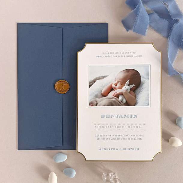 Elegante gestanzte Geburtskartefür Jungen mit Goldrand und Babyfoto