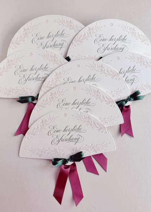 Letterpress Papierfächer im floralen Design mit dem Aufdruck »eine herzliche Erfrischung« für Partys