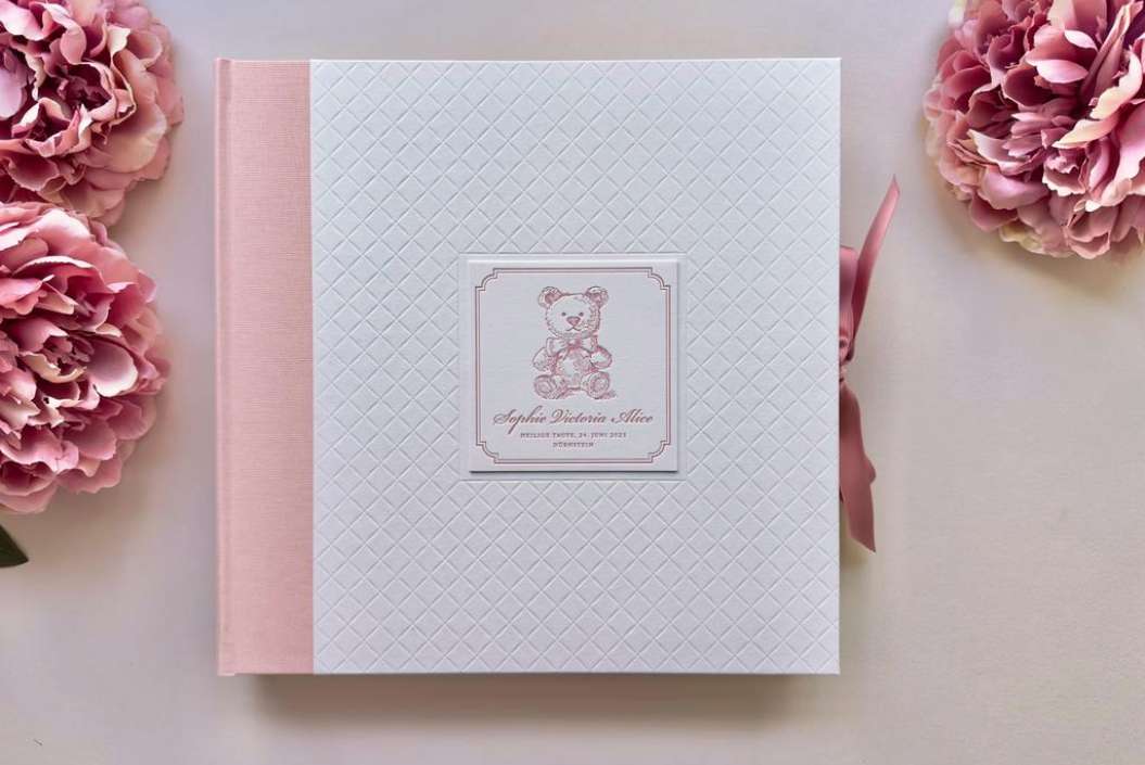 Exklusives Fotoalbum handgebunden, Letterpress Cover- Buchbinderarbeit, Teddybär, Geburtskart-Kollektion Mädchen, Unikat