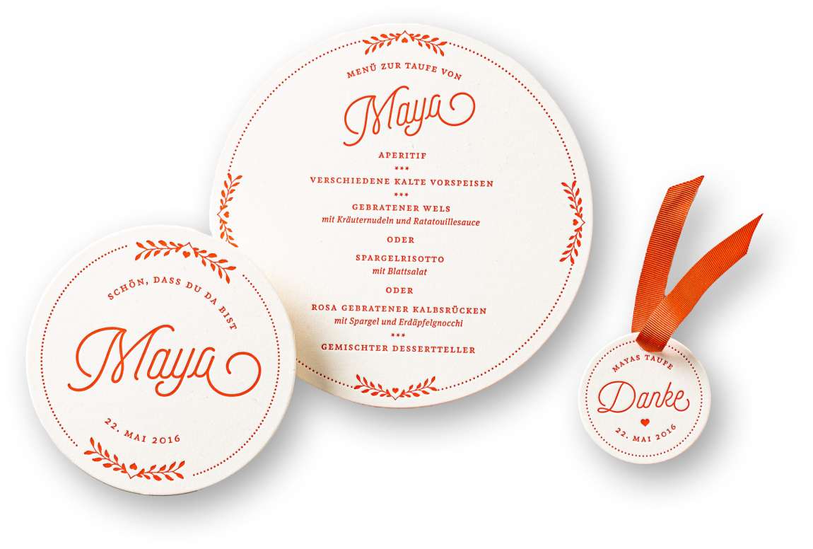 Runde Letterpress-Taufkarten, Menükarten, Glasuntersetzter für die Tauffeier in Koralle
