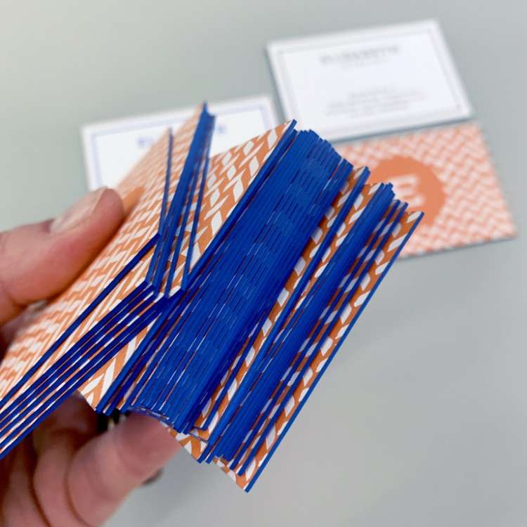 Handwerkliche Präzison, außergewöhnliche Letterpress Visitenkarten mit blauen Farbschnitt